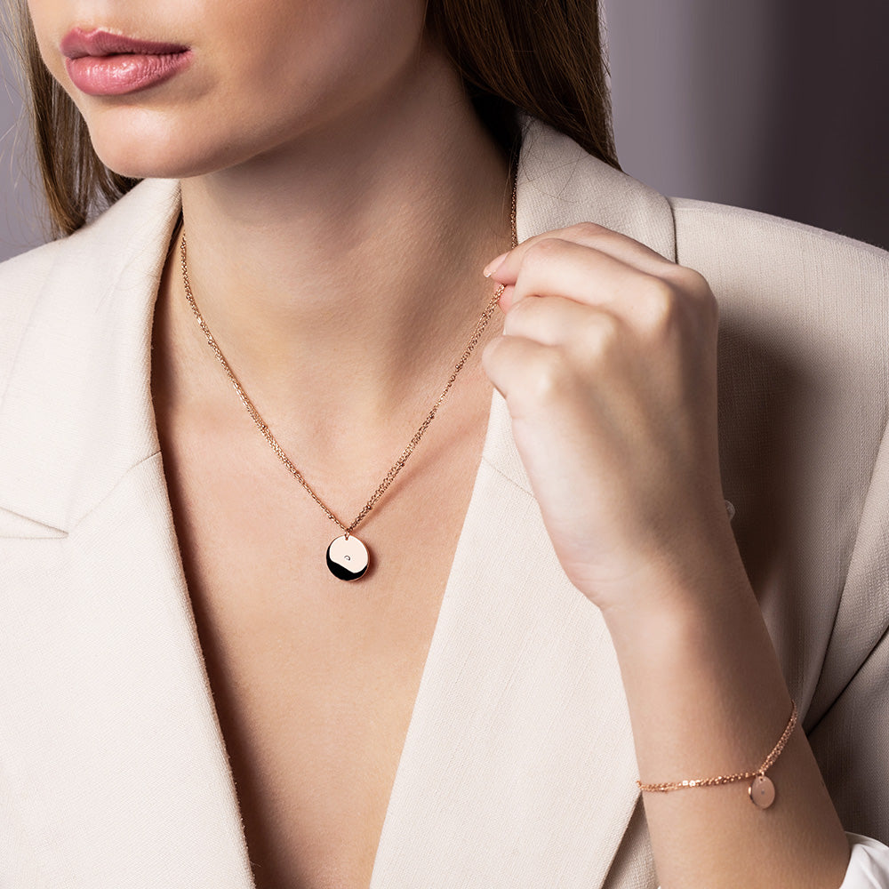 Frau trägt Halskette und Armband von LaViida aus 925 Sterling Silber, rosé vergoldet
