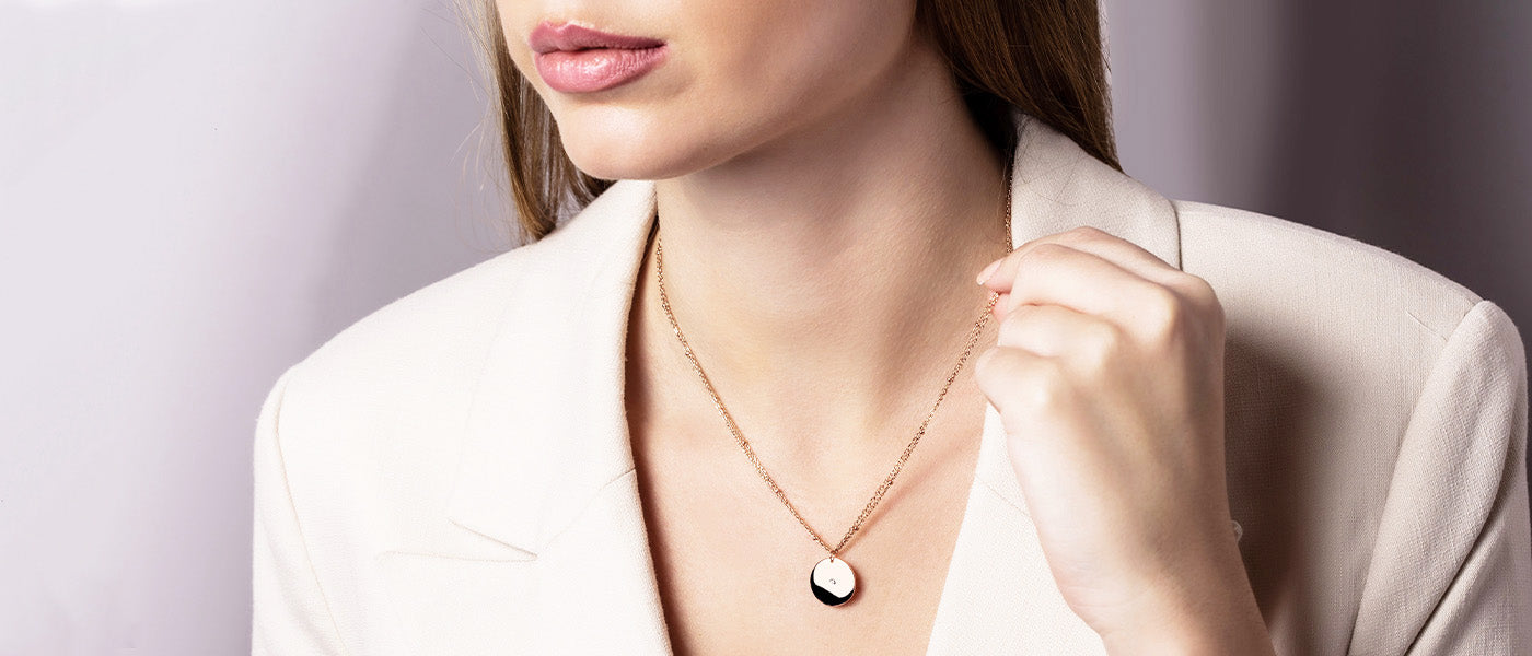 Frau trägt eine LaViida Halskette mit Plättchen-Anhänger aus 925 Sterling Silber, rosé vergoldet